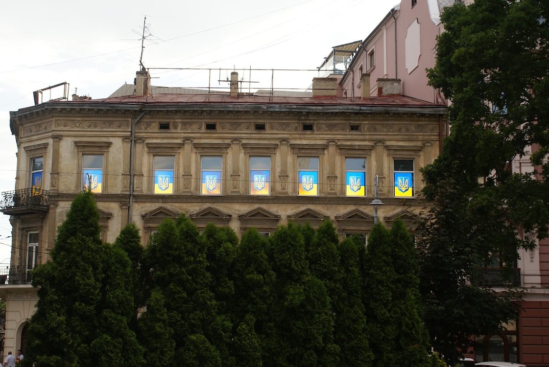 Úkraínski fáninn í gluggum á húsi í Lviv